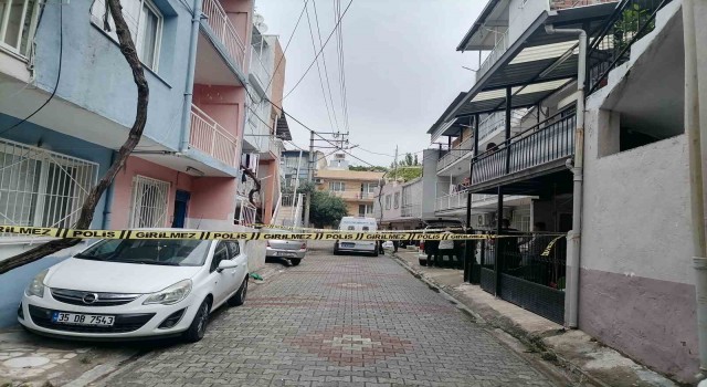 İzmir Bayraklıdaki bir evde yabancı uyruklu 3 şahsın cansız bedeni bulundu. Polis, olayla ilgili soruşturmasını sürdürüyor.