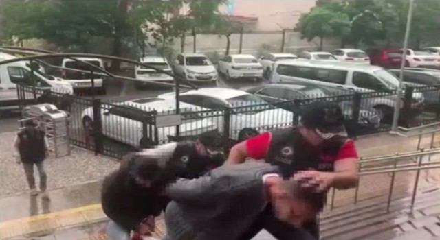 İzmirde faciadan dönüldü: 6 el yapımı patlayıcı ele geçirildi