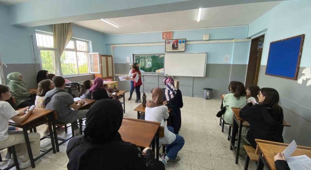 İzmirde öğrenciler karnelerini aldı