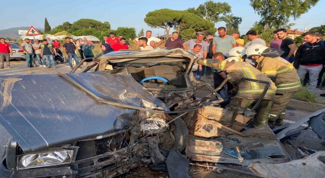 İzmirde ticari araç ile çarpışan otomobilin sürücüsü hayatını kaybetti
