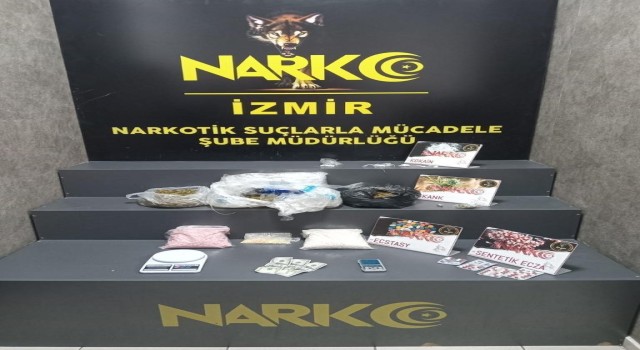 İzmirde zehir tacirlerine darbe: 2 kişi tutuklandı