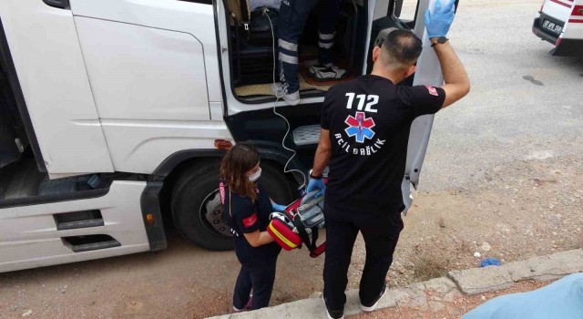 İzmirden Antalyaya gelen tır şoförünü ölüm direksiyonda yakaladı