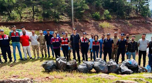 Jandarma Timi Baraj çevresinde temizlik etkinliği yaptı