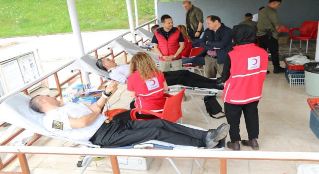 Jandarma vatandaş el ele kan bağış kampanyası düzenlendi