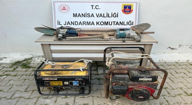 Kaçak kazı ihbarına giden jandarma patlayıcı ele geçirdi