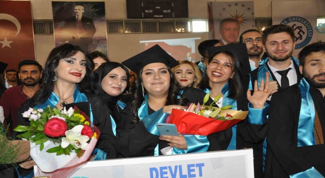 Kafkas Üniversitesinde mezuniyet coşkusu
