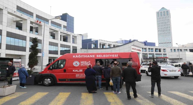 Kağıthanede semt pazarlarına sıcak ikramlar bulunuyor