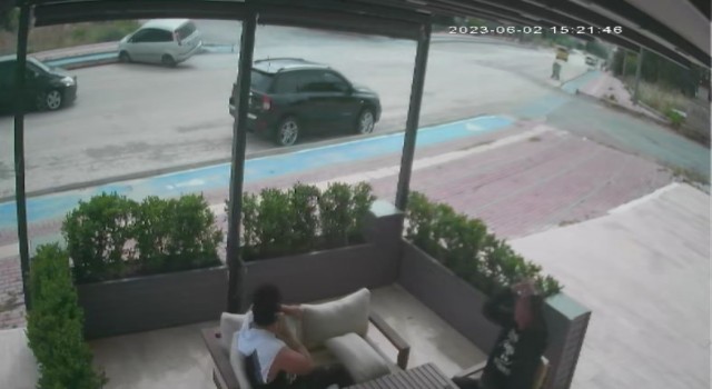 Kaldırıma çarpıp devrilen araçtan burnu bile kanamadan çıktı