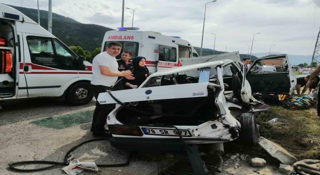 Karabükte kamyonla otomobil çarpıştı: 1 ölü, 4 yaralı
