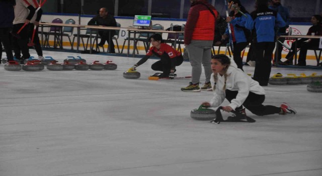 Karsta Curling Türkiye Şampiyonası heyecanı sürüyor