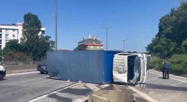 Kartalda kamyon bariyerlere çarpıp yan yattı: 1 yaralı
