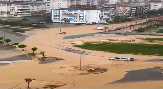 Kastamonuda 15 dakika süren yağış hayatı olumsuz etkiledi