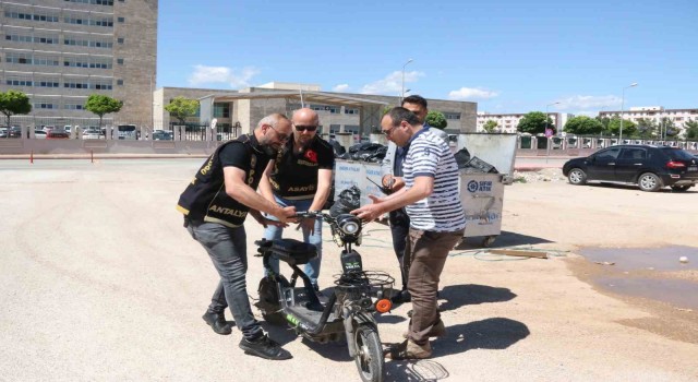 Kavga sırasında çalınan elektrikli bisikletini bir anda karşısında görünce polislere sarıldı