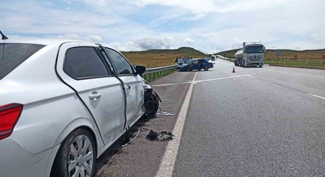 Kavşakta otomobiller çarpıştı: 1 yaralı