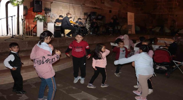 Kaymakam ve öğrenciler çaldı, engelli çocuklar eğlendi