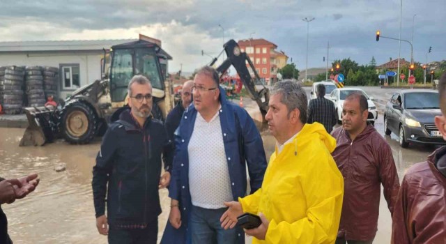Kayseride sağanak sele dönüştü, bazı iş ve evleri su bastı