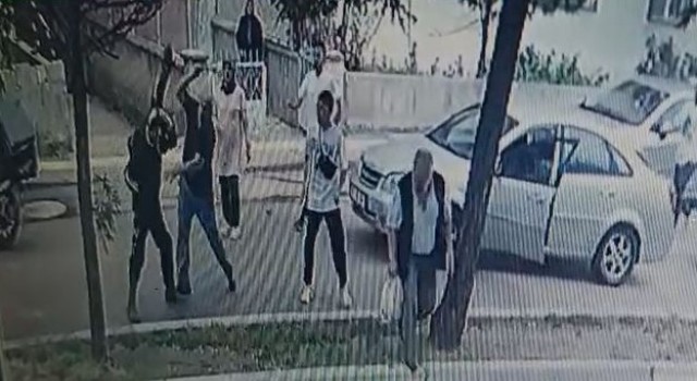 Kendisine küfreden motokuryeye sopayla saldırdı