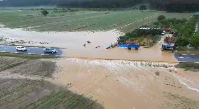 Keşanda tarım arazileri ve yolar sular altında kaldı