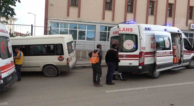 KGM işçilerini taşıyan servis aracı kaza yaptı: 3 yaralı