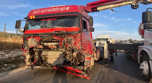 Kiliste kamyonet ile tır çarpıştı: 3 ağır yaralı