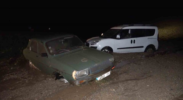 Kırıkkalede iki araç sele kapıldı: Mahsur kalan 4 kişi kurtarıldı