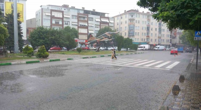 Kırklarelinde sağanak yağış: Cadde ve sokaklar göle döndü
