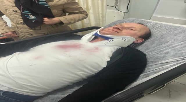 Kırmızı ışıkta beklerken aracının içinde darp edildi