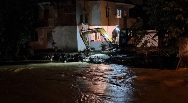 Kocaalide dere taştı, birçok mahalle sular altında kaldı