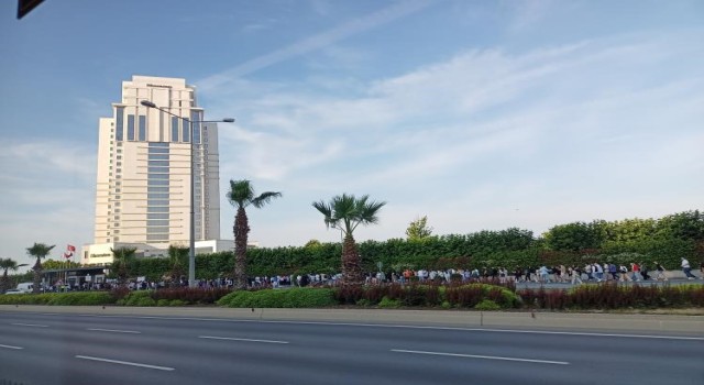 Konser için yüzlerce metrelik kuyruk