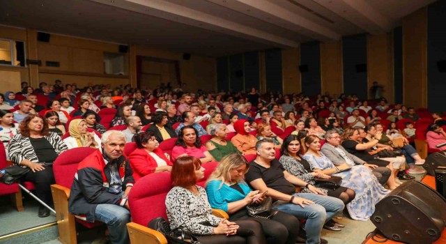 Konserde orkestrada yer alan müzik öğretmenine sürpriz evlilik teklifi
