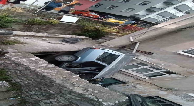 Kontrolden çıkan otomobil apartman boşluğuna düştü