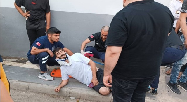 Kontrolden çıkan otomobil önce motosiklete çarptı sonra işyerine daldı