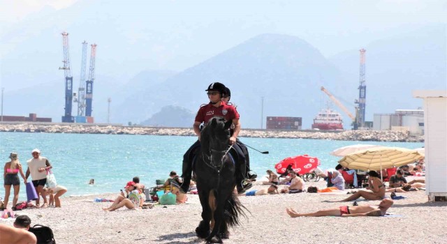 Konyaaltı sahilinin güvenliği Börü ve Winnere emanet