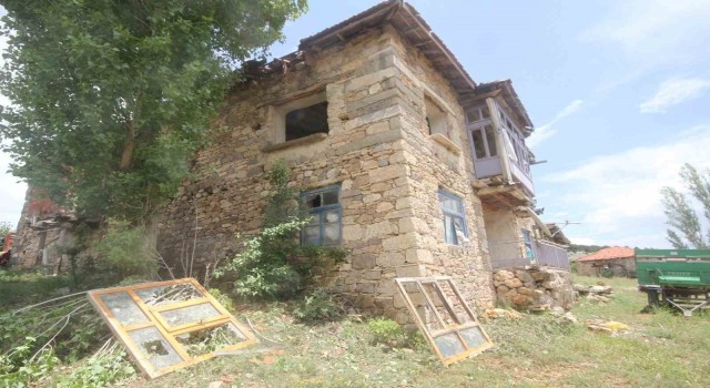 Konyada yıldırım düşen ev harabeye döndü