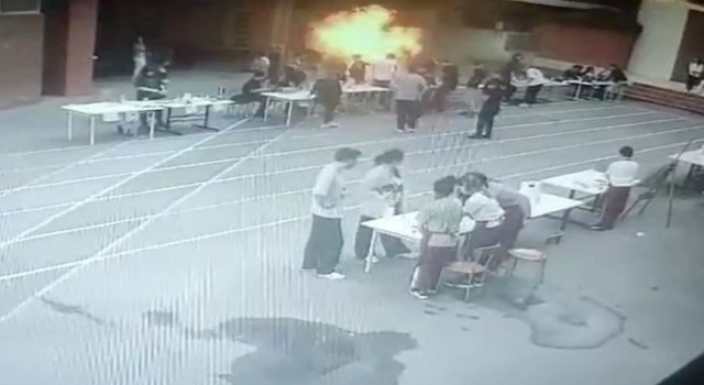Küçükçekmecede özel bir okulda deney sırasında yaşanan patlama anı kamerada