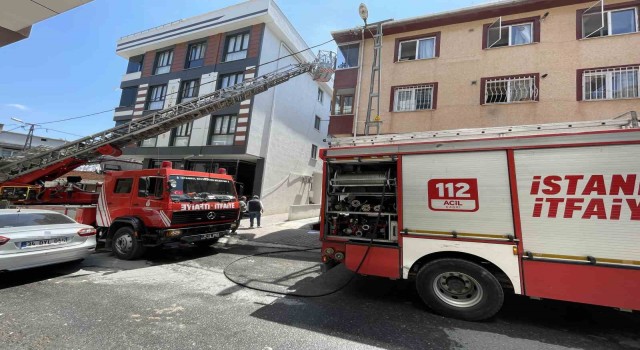 Küçükçekmecede yangında mahsur kalanları itfaiye kurtardı