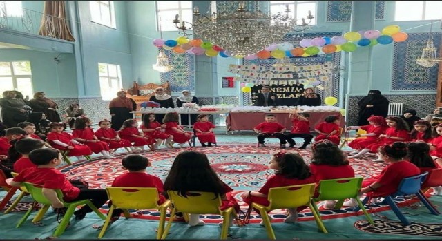 Kuran kursu öğrencilerinden yılsonu etkinliği