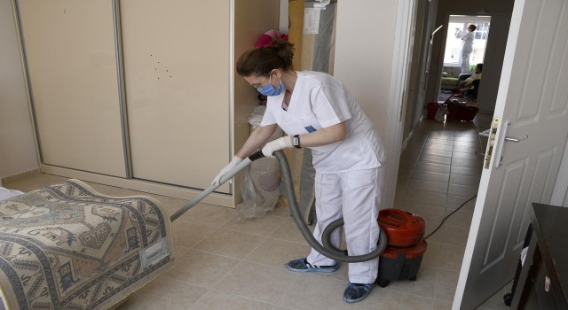 Kuşadası Belediyesi Evde Bakım Birimi vatandaşların yanında