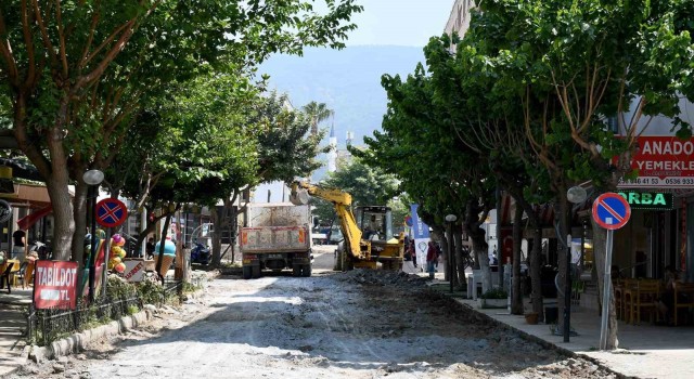 Kuşadası Özer Türk Caddesinde yenileme çalışmaları başladı