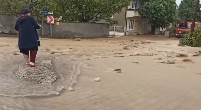 Ladikte sağanak nedeniyle sokaklar dere gibi aktı