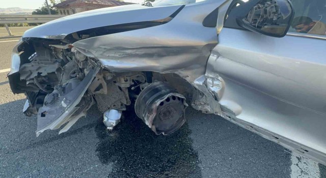 Lastiği patlayan otomobil bariyerlere çarptı: 3ü çocuk 4 yaralı