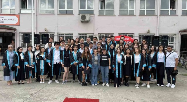 Liseliler kepleri havaya atarak mezuniyeti kutladı
