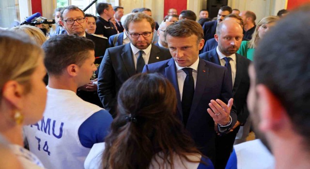Macrondan parkta bıçaklı saldırıya uğrayan çocuklara ziyaret