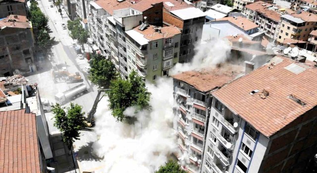 Malatyada ağır hasarlı binaların yıkımına hız verildi