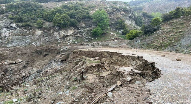 Manisada heyelan sebebiyle kapanan yol yeniden ulaşıma açıldı