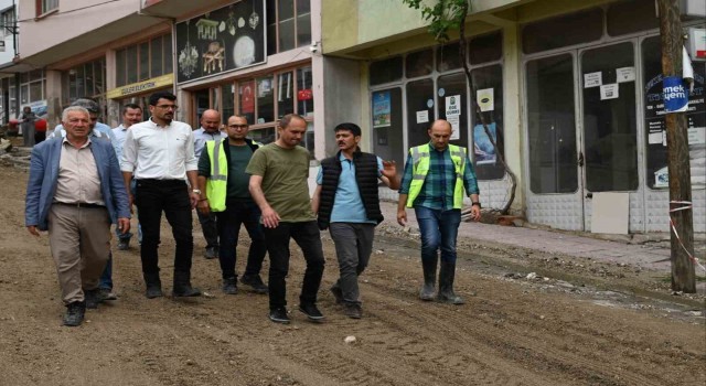 Manisada sağanak yağış sele neden oldu, ev ve iş yerlerini su bastı