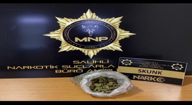 Manisada şüpheli araçtan yarım kilo skunk çıktı: 2 şüpheli tutuklandı