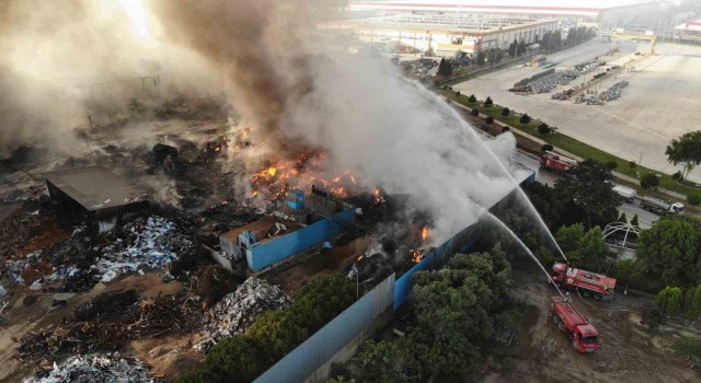 Manisadaki fabrika yangını 19 saat sonra kontrol altına alındı