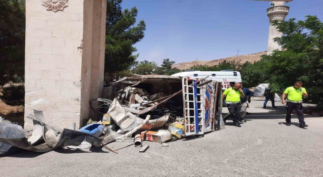 Mardinde hurda yüklü araç devrildi: 1i ağır 2 yaralı