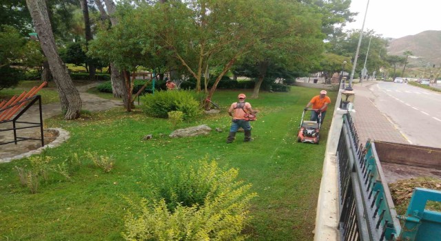 Marmarisin yeşil alanları bakıma alındı